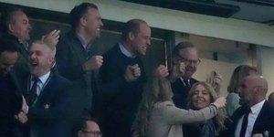 O πρίγκιπας Γουίλιαμ πανηγυρίζει