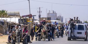 προσφυγες με γαιδουρια