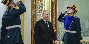 Φρουροί στέκονται προσοχή στον Πούτιν