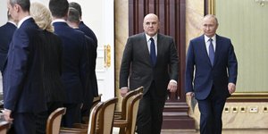 Πούτιν Μισούστιν περπατουν