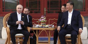 Βλαντίμιρ Πούτιν και Σι Τζινπίνγκ απολαμβάνουν το τσάι τους σε άτυπη συνάντηση στο Πεκίνο
