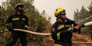 Πυροσβέστες σβήνουν φωτιά