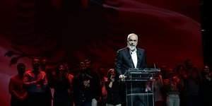 O Εντι Ράμα στην ομιλία του στο Γαλάτσι