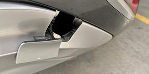 Tο μικρό καπάκι στον πίσω προφυλακτήρα του αυτοκινήτου 