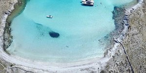 Άποψη του νησιού Ρήνεια / Φωτογραφία: Instagram/vernicosyachts