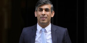 Ο Ρίσι Σούνακ με γαλάζια γραβάτα