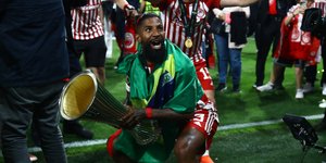 Ο Ροντινέι του Ολυμπιακού με το τρόπαιο του Conference League