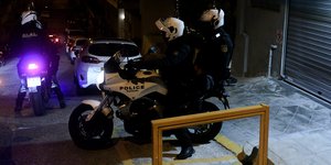 αστυνομικοί με μηχανή