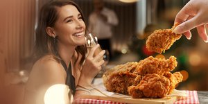 Σαμπάνια και τηγανητό κοτόπουλο/Φωτογραφία: Shutterstock