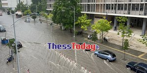 Έριξε χαλάζι στο κέντρο της Θεσσαλονίκης -«Ποτάμια» οι δρόμοι από τη βροχή