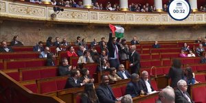 Γαλλία: Βουλευτής της ριζοσπαστικής αριστεράς σήκωσε παλαιστινιακή σημαία στην εθνοσυνέλευση 