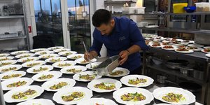 σεφ γτιάχνει πιατα 