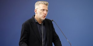 Ακης Σκέρτσος μαυρο σακακι