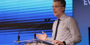 Ακης Σκέρτσος μαυρη γραβατα