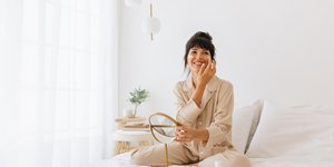 γυναίκα στο κρεβάτι βάζει κρέμα