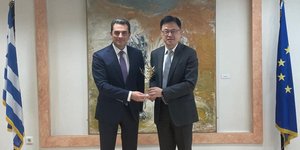 Ο Κώστας Σκρέκας με τον Πρόεδρο της Cosco Shipping, Wan Min
