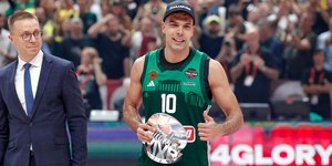 Ο Κώστας Σλούκας με το βραβείο του MVP