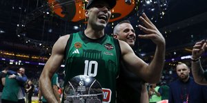 Ο Κώστας Σλούκας με τον τίτλο του MVP