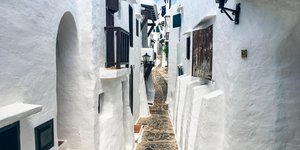 Σοκάκι στο ψαροχώρι Binibeca Vell στη Μενόρκα, στην Ισπανία