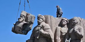 Το Κίεβο διαλύει μνημείο της σοβιετικής εποχής που υμνούσε τη φιλία με τη Ρωσία