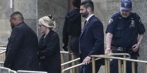 Η Στόρμι Ντάνιελς έξω από το δικαστήριο της Νέας Υόρκης