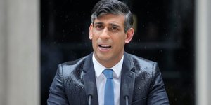 Ο Ρίσι Σούνακ ανακοινώνει τις εκλογές, την ώρα που στο Λονδίνο έπεφτε βροχή