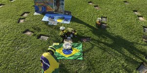 Φαν του Σένα στον τάφο του