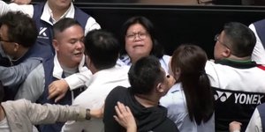 Πραγματική συμπλοκή ξέσπασε στο κοινοβούλιο της Ταϊβάν