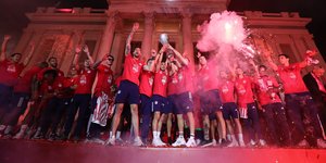 Η υποδοχή της ομάδας του Ολυμπιακού στον Πειραιά 