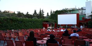 σινε θησειον κοκκινες καρεκλες 