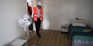 O πρόεδρος της ΔΟΕ, Τόμας Μπαχ, επιθεωρεί τα ειδικά κρεβάτια στο Ολυμπιακό χωριό στο Παρίσι