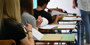 θρανια το ενα πισω απο αλλο