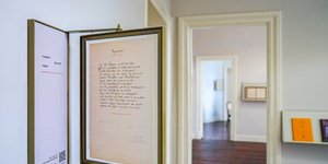 ποιημα καβαφη στον τοιχο 