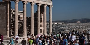 τουριστες στην ακροπολη