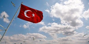 Τουρκική σημαία σε ιστό πλοίου