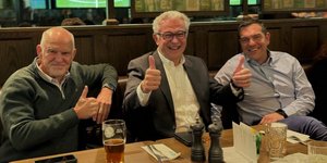 Ρουσόπουλος, Τσίπρας και Παπανδρέου είδαν μαζί την κατάκτηση του Conference League από τον Ολυμπιακό στο Όσλο