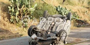 Αυτοκίνητο γυρισμένο στον δρόμο