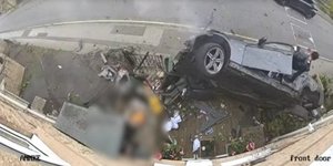 Αυτοκίνητο αναποδογυρισμένο έξω από σπίτι