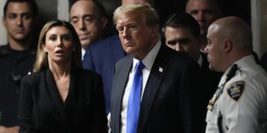 Ντοναλντ Τραμπ κοιταει πλαγια 