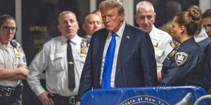 Ο Ντόναλντ Τραμπ περπατά έξω από το Ποινικό Δικαστήριο του Μανχάταν σκεπτικός, αφού καταδικάστηκε για την υπόθεση της Στόρμι Ντάνιελς