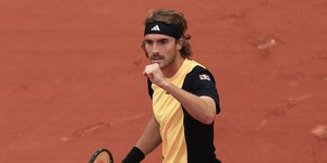 O Στέφανος Τσιτσιπάς πανηγυρίζει στο Roland Garros