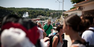 τουριστας με πρασινο και καπελο
