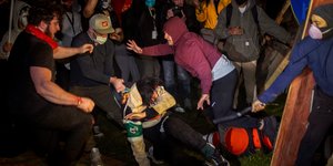 Συγκρούσεις μεταξύ διαδηλωτών φοιτητών στο πανεπιστήμιο UCLA στο Λος Άντζελες των ΗΠΑ 