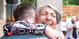 Η κα Βουχούρη αγκαλιάζει τον δότη του μυελού των οστών