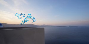 Το εντυπωσιακό installation του Vincent Leroy στη Σαντορίνη