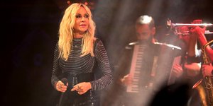 Η Άννα Βίσση εμπιστεύθηκε τα μαλλιά της στον μεγάλο της εγγονό, Νικόλα