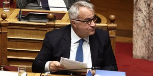 βοριδης με μαυρα γυαλια