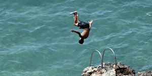 Αγόρι κάνει ανάποδη βουτιά στη θάλασσα