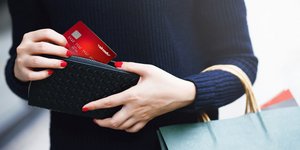 Γυναίκα με πορτοφόλι και κάρτα