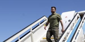 O Βολόντιμιρ Ζελένσκι κατεβαίνει σκάλες αεροπλάνου